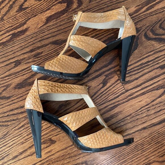 Michael Kors Women’s 9.5 Berkley T Strap Peanut Embossed Sandal Zip Up - Picture 4 of 7